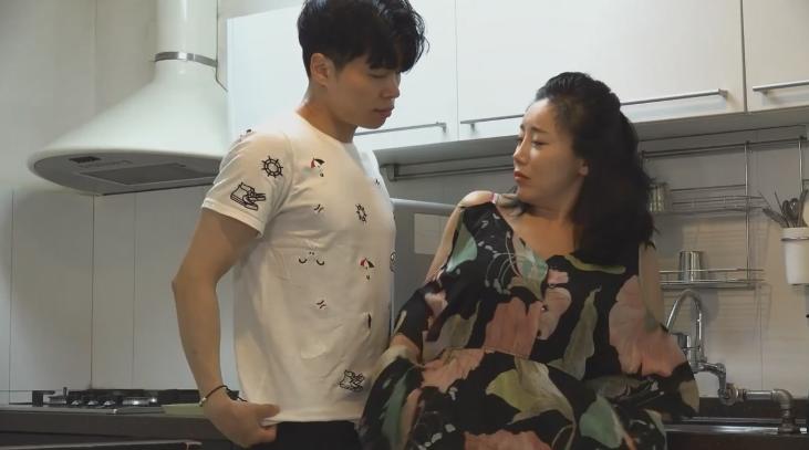 sex tracy Chàng trai bất ngờ khi cô chị họ muốn tắm chung